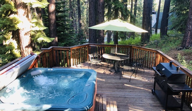 Perfect ski retreat: Cozy mountain home a block from the ski lifts!