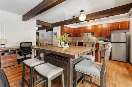 PET FRIENDLY 2BR Aspen Retreat w Pool HotTub Gym