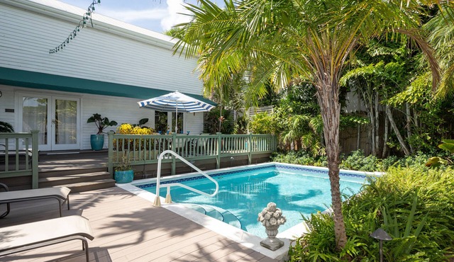 PINEAPPLE COTTAGE: 2BR/2BA-Pvt Pool -1/2 block to Duval- RealKeyWest