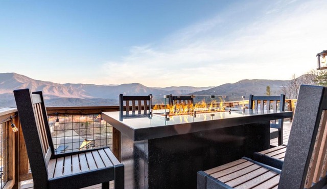 Piney Estate Hot Tub Game Theater Room