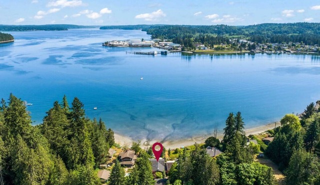 Poulsbo Shore Retreat w/Kayaks, SUPs, & Bikes!