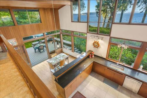 Poulsbo Waterfront Lodge with Game Room Library