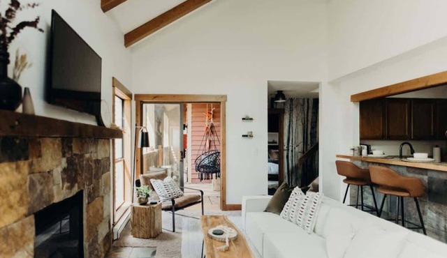 Prime Location | Luxurious condo | .4mi to Main St