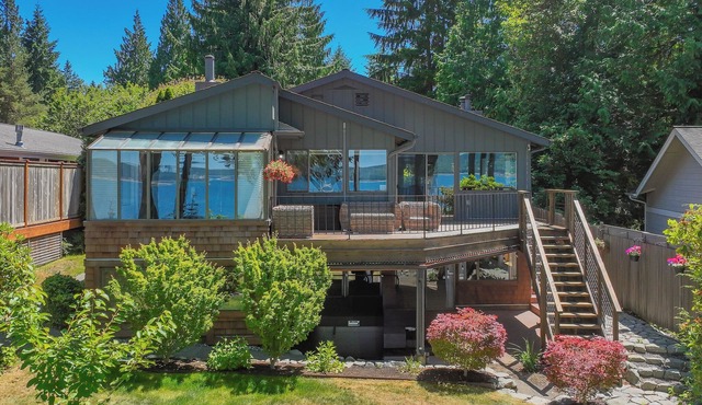 Private Beach in Little Norway, Hot Tub, 4000 sqft and more!