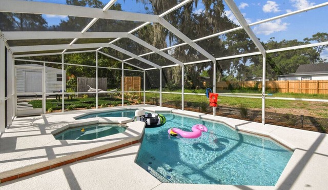 Relaxing Modern Home Sleeps 6/Pool/BBQ/Firepit