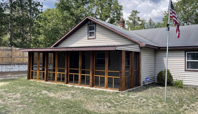 Remodeled Cottage close to ATV/Snowmobile Trails, and Ausable River