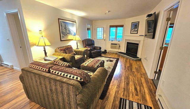 Renovated Nordic Inn Condo-Walk to Town/Loon 1 Mile/Pools/Hot Tb/Gm Rm/Fit Ctr.