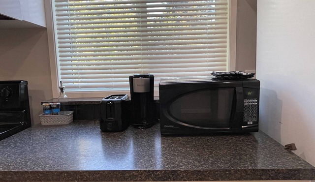 Renovated Suite 6 Minutes to UVIC and Beach – Modern Comforts & Pet-Friendly