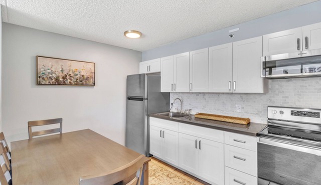 Renovated Waikiki Banyan Pool View, Free parking