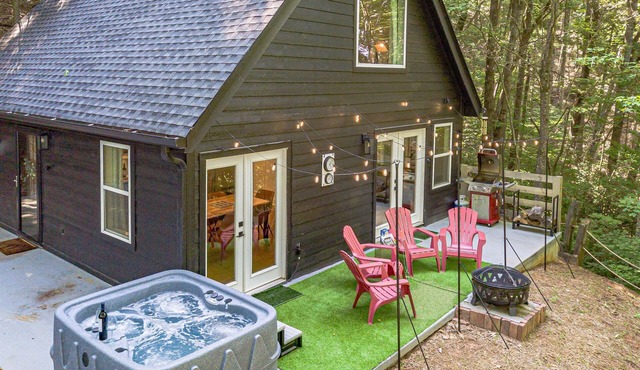 Ridgeview Reatreat - Seasonal Mtn View | Hot Tub | Fire Pit and Games