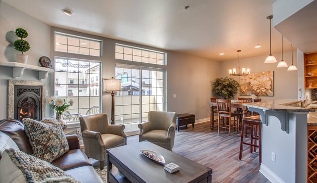 River's Echo Downtown Leavenworth Condo Vacation Rental, Mountain View for 6