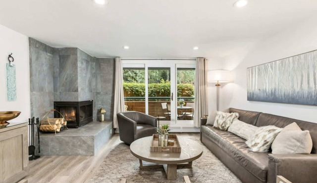 Riverfront Designer 2 BR, Walk to Gondola!