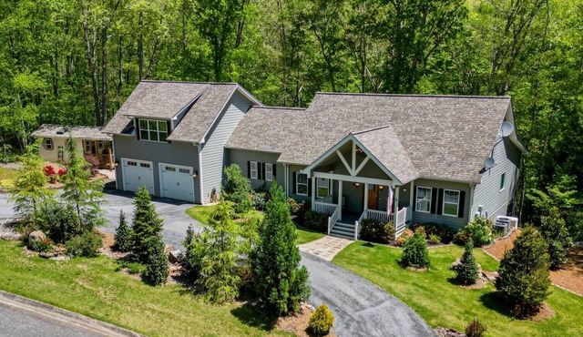 Robin's Nest-4 Bed/3.5 Bath/Game Room/Creek!