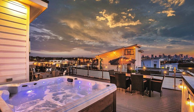 ROOFTOP HOT TUB- FIRE PIT- MASSIVE CITY VIEWS