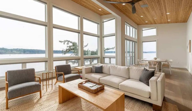 Royal Beacon: Tranquil Waterfront Retreat