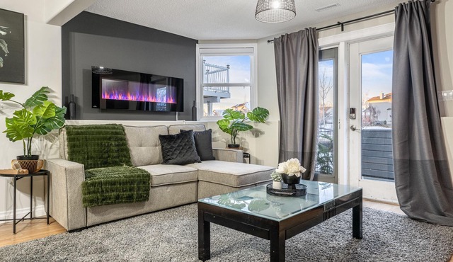 Royal Retreat King beds in Chestermere, 20min to Calgary International Airport