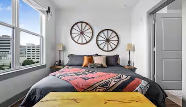 Rustic Luxe Escape, Pool, Parking & Discounts!