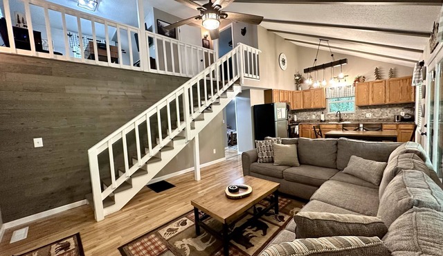 Secluded 3 bed 2 bath home w/game room & hot tub 5 miles to Dollywood