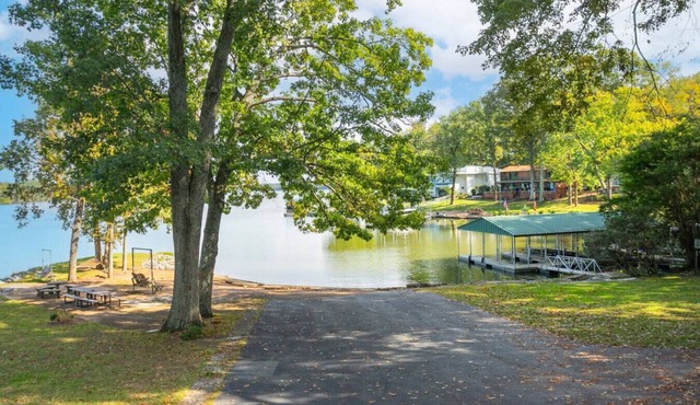 Secluded Lakefront Retreat 30 min to DT Nashville