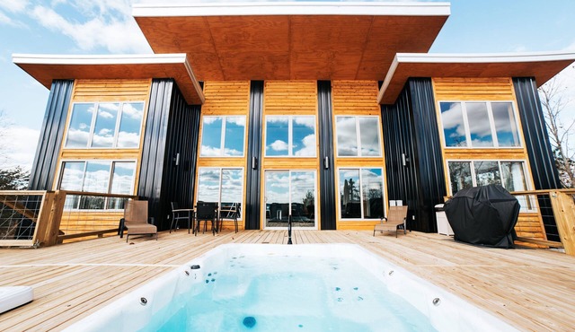 Secluded Modern space, Mountain Views, all year heated Swim Spa & Hot Tub