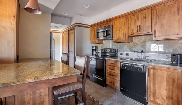 Sedona Nature Getaway! Full Kitchen, Outdoor Pool, Free Parking!