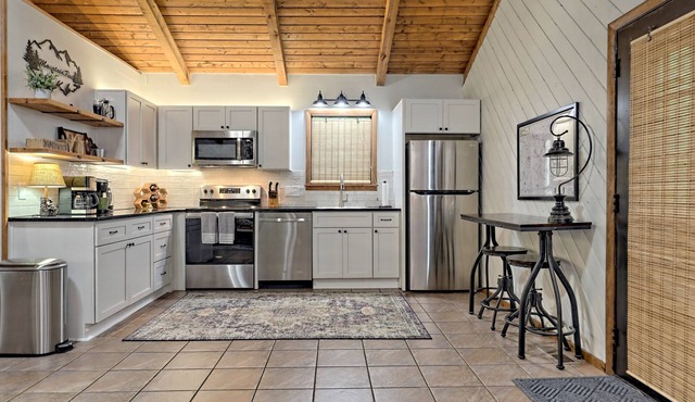 “Serenity Wow!” Cabin on the Creek Close to Town