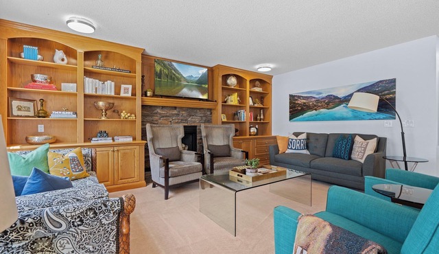 SHEER PERFECTION ~ 4BD, 2.5BA, K9 Friendly, on Eagle Quest Golf Course