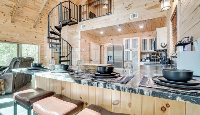 Sip, Hike & Explore: Sleek Retreat in Cleveland!