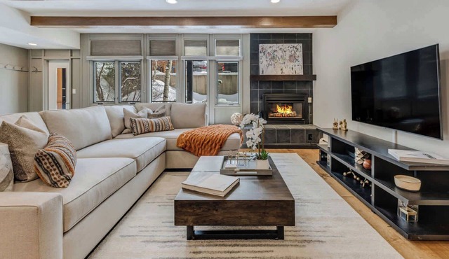 Ski-in/out! 3 BR, 3 BA Aspen Condo w/Hot-tub!