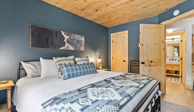 Ski-In/Out Luxury 1 Blk to Main Pool+Hot Tub Sauna