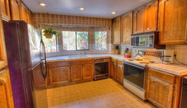 Ski Lake Lodge 3 Bedroom Home by RedAwning