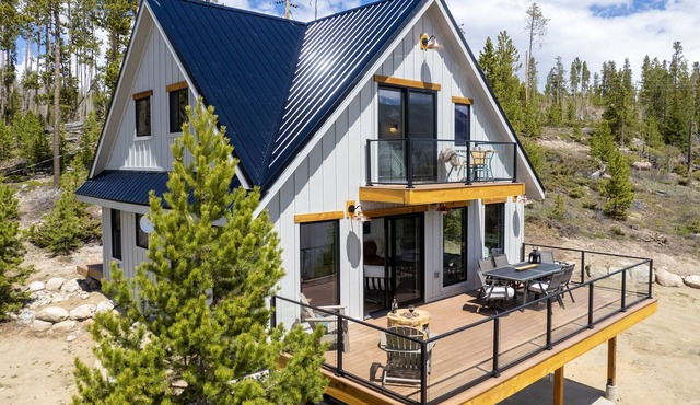 Ski Shores 3 Bedroom Cabin by RedAwning