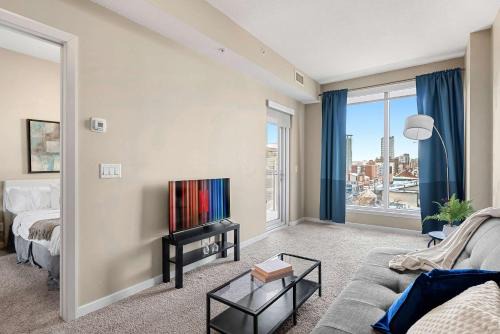 Skyline Suite Panoramic 1BR Downtown with Parking