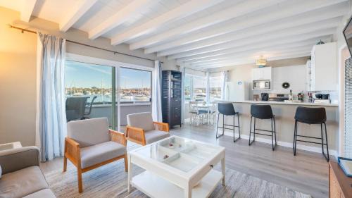 Sleeps 16 Dock Walk to Beach Balboa Fun Zone Dining Edgewater Place