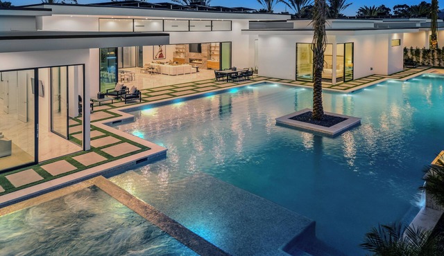 Sleeps 25 | 2 Luxury Villas w/Pool + Spa, Putting Green | Bravo by AvantStay