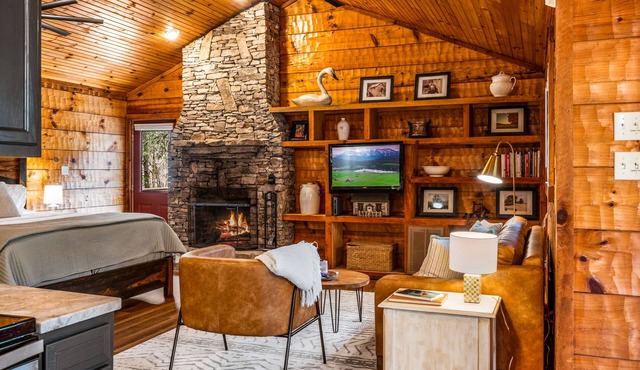 Smoke Rise is a Modern Upscale Cabin with a GARAGE, minutes from National Park!