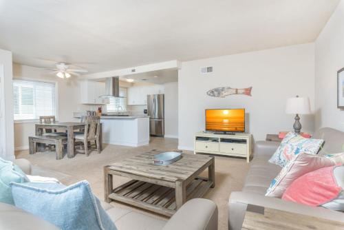 Spacious 4Br W Oceanview Balcony 3 Houses From Beach By Beachview Rentals