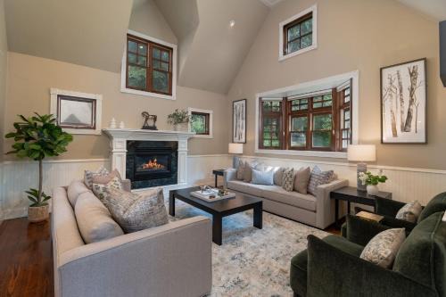 Spacious Designer 3BR Victorian with AC & Hot Tub