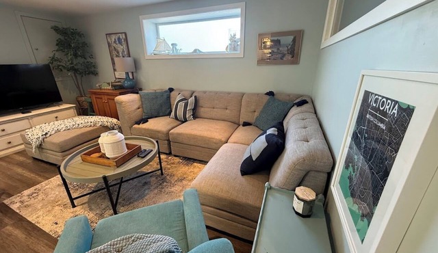 Spacious Family Apartment w/off-leash dog park & playground across the street!