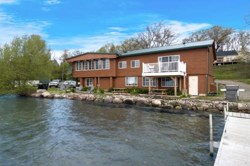 Spacious Multi-Unit Retreat with Lakefront Views
