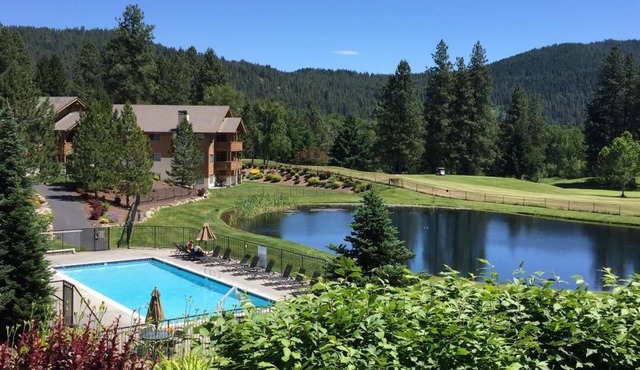 Spacious Updated Condo 10 Min. Walk to Town; Views, Seasonal Pool,Yr Rd Hot Tub