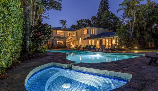 Spectacular Ocean View. Close to Beaches & Shopping Plaza. Large Pool & Spa