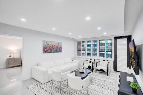 Steps to the Beach 3BR 2BA Condo Resort Perks and Ocean Glimpse 1406