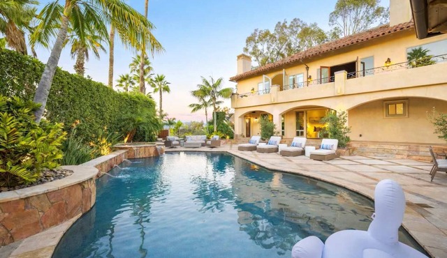 Stunning Villa w/Pool Pickleball Movie Gym Sauna!