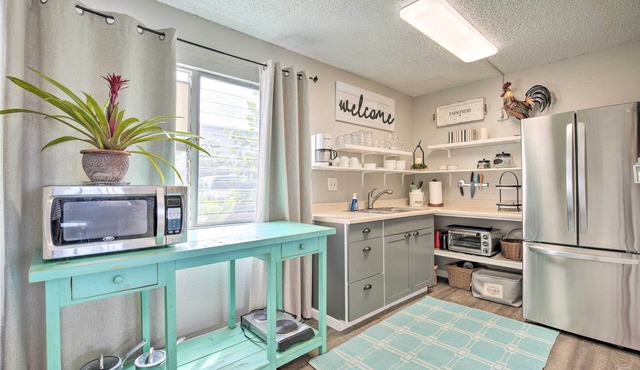 Sunny Central Condo: Lanai & Community Pool Access