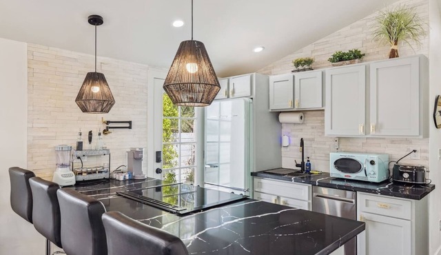 Taylor Street Retreat A | Downtown | Walkable