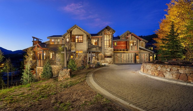 The Apex of Ski-In Ski-out Estates. Walk to Restaurants, Theater, Hot Tub, Game Tables!