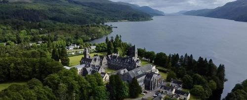The Classrooms, Loch Ness Abbey - 142m2 Lifestyle & Heritage apartment - Pool & Spa - The Highland Club - Resort on lake shores