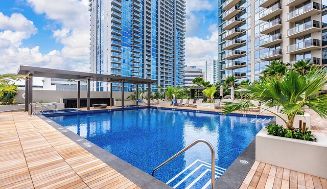 The Kapiolani Vista | Skyline Views, Pool, Gym | Walk to Beach & Ala Moana