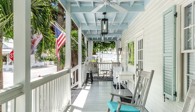 The Porch on Frances Inn